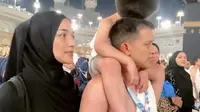 Athar Buah Hati Citra Kirana dan Rezky Adhitya Ikut Umrah, Digendong Saat Tawaf
