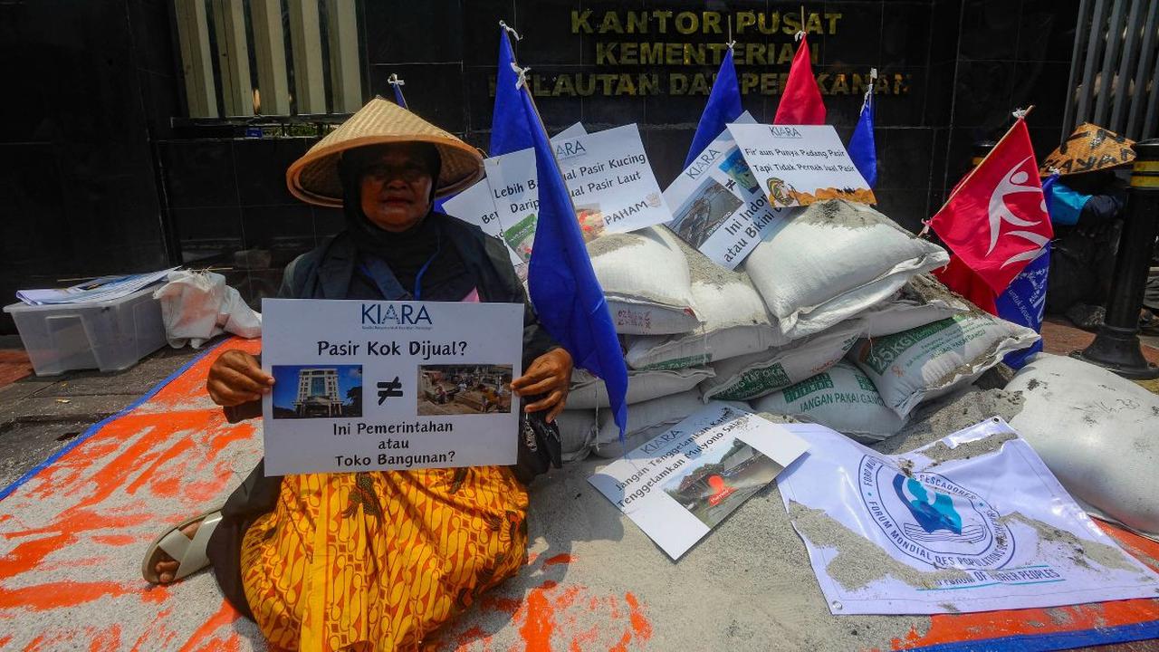 FOTO: Aksi Masyarakat Pesisir Geruduk Kantor KKP Tolak Ekspor Pasir Laut