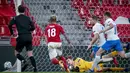 Kiper pengganti Denmark, Frederik Roennow, membuat penyelamatan dalam laga UEFA Nations League Grup A2 melawan Islandia di Parken Stadium, Copenhagen, Denmark, Senin (16/11/2020) dini hari WIB. Denmark unggul 2-1 atas Islandia. (AFP/Liselotte Sabroe/Ritzau Scanpix).