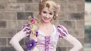 Menggunakan makeup dan kostum, Sarah Ingle menjelma menjadi Elsa (Frozen), Merida (Brave), Ariel (Little Mermaid), Snow White, Rapunzel, dan putri-putri lain. (instagram.com/sarah_e_ingle)