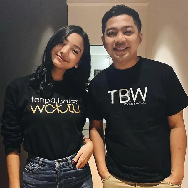6 Potret Glenca Chysara saat Cover Lagu Tanpa Batas Waktu