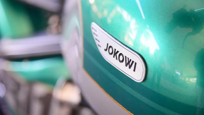 Presiden Jokowi menjajal Jalan Bypass Bandara Internasional Lombok (BIL)-Mandalika di Nusa Tenggara Barat (NTB), Kamis (13/1/2022). Jokowi mengenakan jaket edisi terbatas dengan tema G20 Indonesia dan mengendarai motor Kawasaki W175. Foto: Biro Pers Sekretariat Presiden