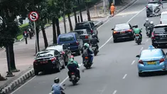 Sejumlah mobil parkir di jalur khusus motor di sekitar Jalan Medan Merdeka Barat, Jakarta, Kamis (1/3). Hal ini membuat pengendara sepeda motor kesulitan menggunakan jalur tersebut dan menggunakan lajur mobil. (Liputan6.com/Helmi Fithriansyah)