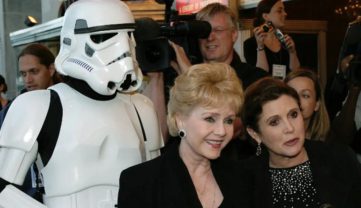 Jelang hari Natal kemarin, Carrie Fisher terkena serangan jantung dan kondisinya cukup mengkhawatirkan. Sebagi ibu, Debbie Reynolds memberitahu kondisi anaknya saat ini lewat tulisannya di  media sosial. (AFP/Bintang.com)
