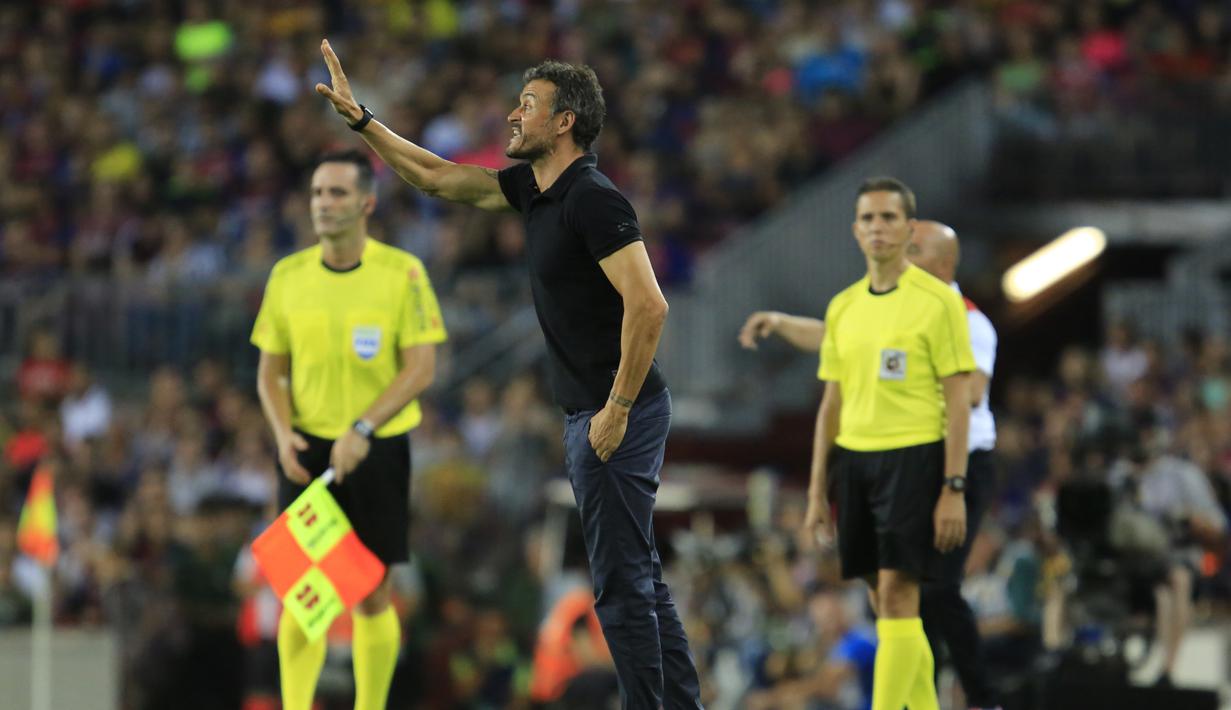 Pelatih Barcelona Luis Enrique memberikan instruksi kepada pemainnya saat melawan Sevilla pada laga Super Cup Spanyol di Stadion Camp Nou, Barcelona (18/8/2016). (AFP/Pau Barrena)