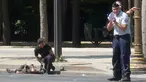 Polisi militer Prancis berlutut dekat jasad seorang pria usai serangan terhadap van polisi di jalan Champs Elysees, Paris, Senin (19/6). Pelaku menggunakan mobil sedan putih untuk menabrakkan diri ke van polisi di jalanan kota. (Noemie Pfister via AP)