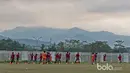 Landscape pegunungan menjadi daya tarik tersendiri saat sesi latihan finalis Piala Presiden 2017, Pusamania Borneo Fc di Stadion Pakansari, Bogor, (9/3/2017). (Bola.com/Nicklas Hanoatubun)