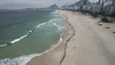 Orang-orang membuat garis di sepanjang pantai Copacabana pada Hari Laut Sedunia di Rio de Janeiro, Brasil, Rabu (8/9/2022). Organisasi Route Brasil menyerukan agar orang-orang berkumpul untuk acara yang diberi nama "Pelukan Itu," dan untuk memungut sampah di pantai, untuk menarik perhatian pada pencemaran laut. (AP Photo/Silvia Izquierdo)