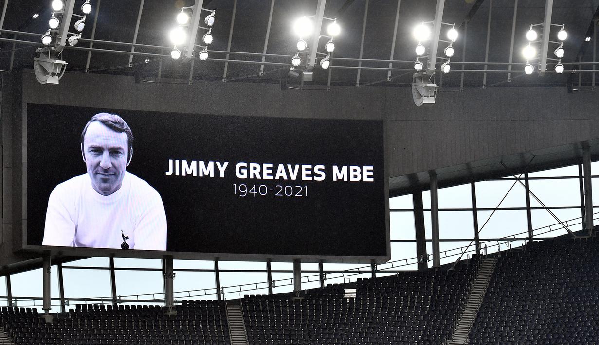 Jimmy Greaves. Striker asal Inggris ini pensiun bersama Woodford Town pada 1980 dan belum lama wafat pada 19 September 2021 lalu. Ia adalah top skor sepanjang masa bagi Tottenham Hotspur dengan koleksi 268 gol dari total 381 laga dalam rentang 1961/1962 hingga 1969/1970. (AFP/Justin Tallis)