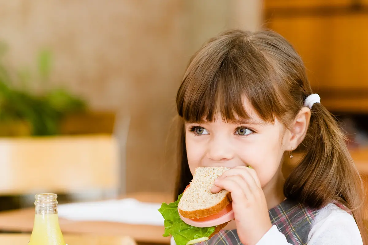 anak makan