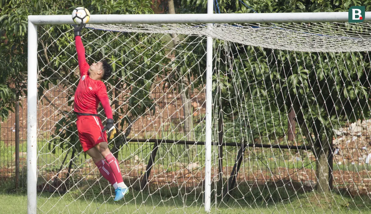 Striker Persija Jakarta, Addison Alves, menjadi kiper saat latihan di Lapangan Sutasoma, Halim, Jakarta, Minggu (25/2/2018). Persija kembali berlatih usai meraih gelar juara Piala Presiden 2018. (Bola.com/Asprilla Dwi Adha)
