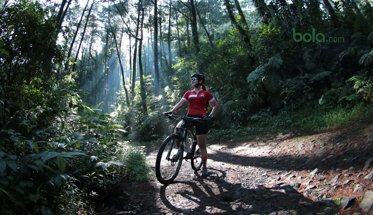 Andhina Ayuningtyas adalah atlet Mountain Bike (MTB) dan Trail Run yang lahir pada 20 Mei 1988 saat melakukan sesi foto Bogor, Jawa Barat, (2/3/2018). (Bola.com/Nick Hanoatubun)