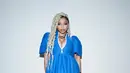 Pelantun lagu “Do It”, Chloe Bailey tampil memesona berbalut puff dress warna biru. Gayanya pun disempurnakan dengan chain necklace. (Dok/Louis Vuitton).