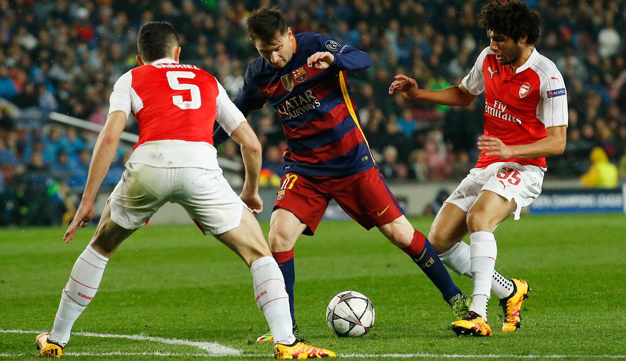 Penyerang Barcelona, Lionel Messi (tengah) berusaha melewati dua pemain Arsenal pada leg kedua 16 besar liga champions di stadion Nou Camp, Spanyol (17/3). Barcelona menang atas Arsenal dengan skor 3-1. (Reuters/Albert Gea)