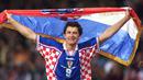 Piala Dunia 1998 tak ayal menjadi arena kejutan bagi Kroasia, salah satu negara pecahan Yugoslavia yang baru pertama kali mencicipi atmosfir pesta sepak bola sejagat empat tahunan yang digelar di Prancis. Bintang Vatreni, julukan Kroasia, saat itu tak lain adalah Davor Suker yang mampu menyihir publik sepak bola dunia dengan 6 golnya yang berujung penghargaan sepatu emas sebagai top skor di Piala Dunia 1998. Raihan golnya tersebut juga membawa Kroasia finis di posisi ketiga di akhir turnamen. (AFP/Gerard Cerles)