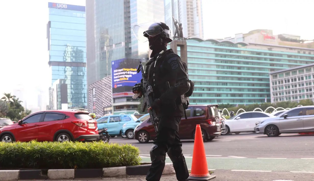 Polisi bersenjata lengkap melakukan pengamanan di Kawasan Bundaran HI, Jakarta, Jumat (31/12/2021). Pengaman tersebut untuk mengamankan kondisi Jakarta saat malam pergantian tahun baru 2021. (Liputan6.com/Angga Yuniar)