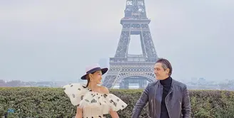 Tampil dengan gaun asimetris, potret Patricia Gouw di Paris dengan sang suami tampak super stylish. [Foto: Instagram/ carolinaphoto_paris]
