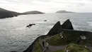 Pengunjung melihat pemandangan laut di Pulau Blasket dan Skellig, , Irlandia, Selasa (27/12). Irlandia mendapat julukan Pulau Zamrud karena memiliki pemandangan alam yang hijau terang. (REUTERS / Clodagh Kilcoyne)