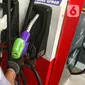Petugas mengisi bahan bakar BBM jenis pertamax green ke sepedah motor di SPBU MT Haryono, Jakarta, Senin (24/7/2023). (Liputan6.com/Angga Yuniar)