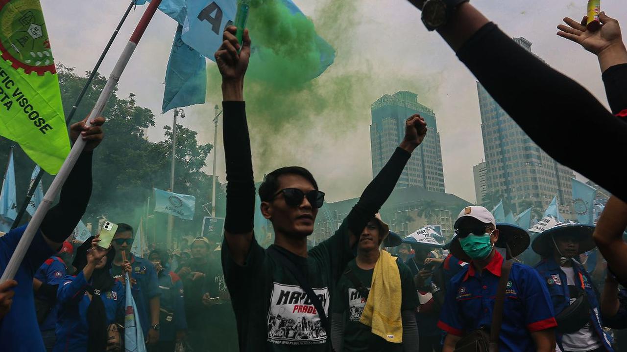 Ribuan buruh dari berbagai aliansi telah berkumpul di kawasan Patung Kuda, Jakarta, Rabu (1/5/2024). Mereka datang dari berbagai sisi untuk menyampaikan aspirasinya dalam aksi unjuk rasa memperingati May Day atau Hari Buruh Sedunia yang jatuh pada 1 Mei. 