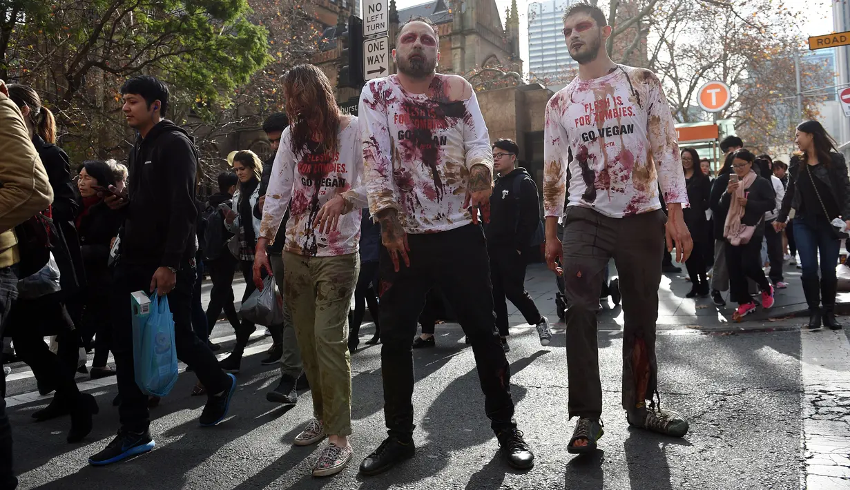 Aktivis Perlakuan Etis terhadap Hewan (PETA) berdandan menyerupai zombie saat aksi protes di depan restoran cepat saji di Sydney, Kamis (15/6). Aksi tersebut sebagai bentuk protes terhadap konsumsi daging dan mempromosikan vegetarian. (SAEED KHAN/AFP)