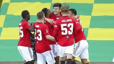 Para pemain Manchester United merayakan gol yang dicetak oleh Harry Maguire ke gawang Norwich City pada laga Piala FA di Carrow Road, Norwich, Sabtu (27/6/2020). Manchester United menang 2-1 atas Norwich City. (AP/Catherine Ivill)