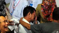 Seorang kerabat penumpang terlihat tak kuasa menahan kesedihan setelah mengetahui kabar penemuan pesawat AirAsia QZ8501, Surabaya, Selasa (30/12/2014). (Liputan6.com/Johan Tallo)