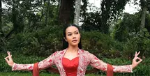 Alih-alih mengenakan kebaya dalam format konservatif, Yura lebih memilih menjadikannya sebagai media eksplorasi kreatif. [@yurayunita].
