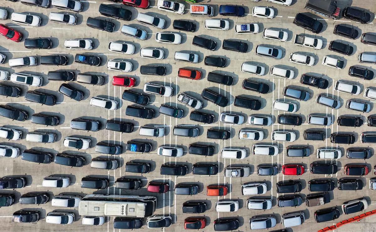 FOTO: Kemacetan Mengular di Gerbang Tol Cikampek Jelang Puncak Arus  Mudik Lebaran 2026