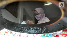 Warga menyelesaikan pembuatan batik di sentra batik Depok Tradjumas, Kamis (24/2/2022). Produksi Batik Depok kembali menggeliat setelah diberlakukannya pembelajaran tatap muka (PTM) Kota Depok di mana murid SD dan SMP menggunakan seragam batik produksi mereka. (merdeka.com/Arie Basuki)