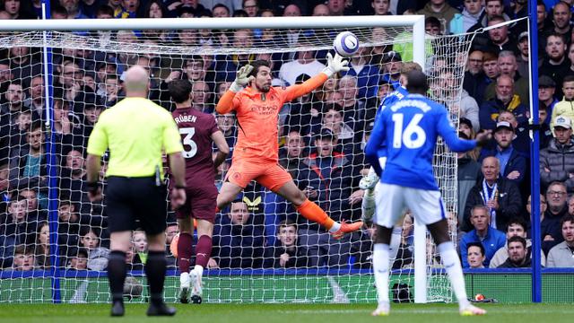 Foto: Curi Poin dari Kandang Everton, Man City Jaga Asa Tampil di Liga Champions