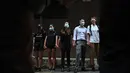 Para siswa dengan memakai masker saling memegang tangan mengelilingi St Stephen's Girls College di Hong Kong, Senin (9/9/2019). Aksi dilakukan para siswa yang masih berseragam sekolah sebagai bentuk dukungan terhadap demonstran anti pemerintah setelah bentrokan pada akhir pekan lalu. (AP/Kin Cheung)