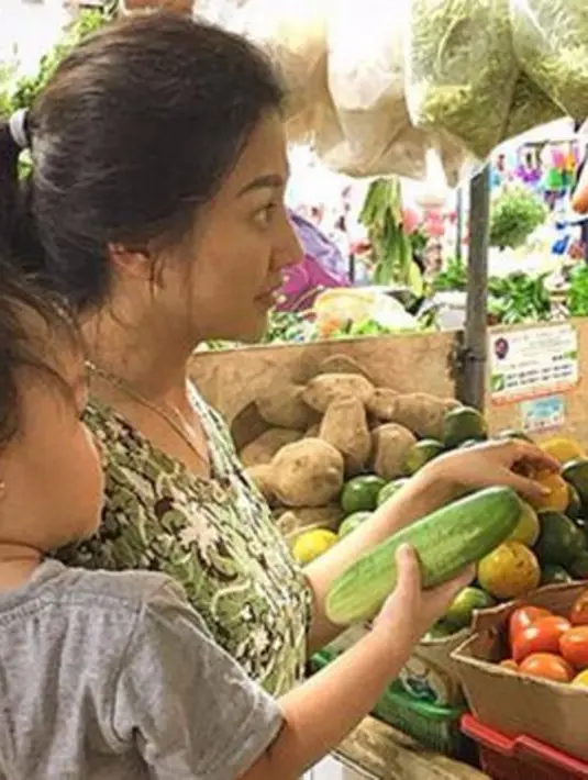 Pertama kali ia ketahuan ke pasar tradisional, Sarwendah sempat membuat rame pemberitaan. Apalagi gayanya Wendah yang suka mengenakan daster yang sekarang ini menjadi trands dan banyak yang mengenakan saat diluar rumah. (Instagram/ruben_onsu)