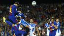 Proses terjadinya gol sundulan bek Barcelona, Gerard Pique, ke gawang Espanyol pada laga La Liga Spanyol di Stadion Camp Nou, Katalonia, Sabtu (9/9/2017). Barcelona menang 5-0 atas Espanyol. (AP/Manu Fernandez)