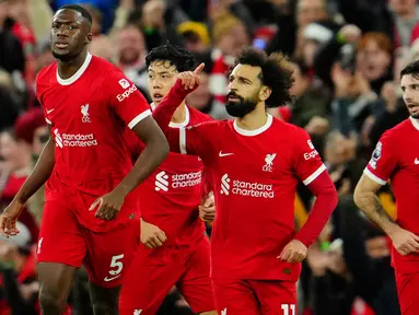 Pemain Liverpool Mohamed Salah (kedua kanan) melakukan selebrasi usai mencetak gol ke gawang Arsenal pada pertandingan sepak bola Liga Inggris di Stadion Anfield, Liverpool, Inggris, Sabtu (23/12/2023). (AP Photo/Jon Super)