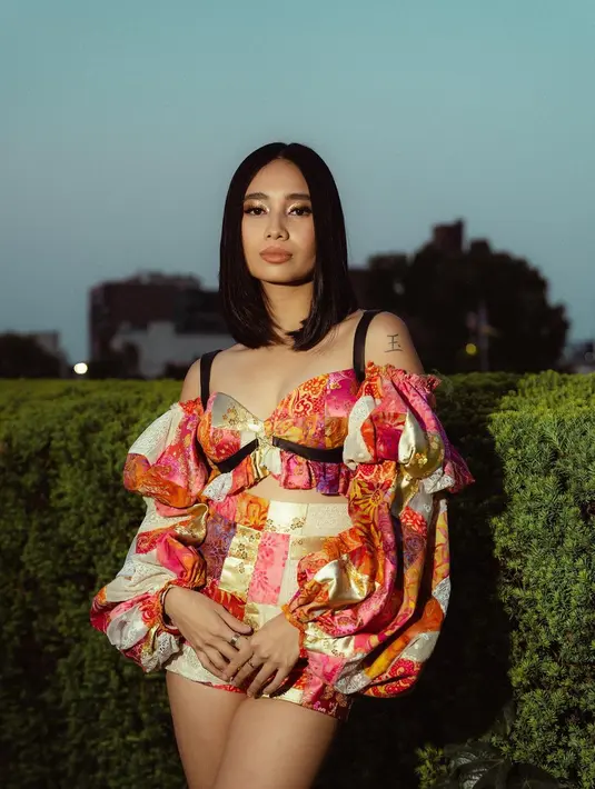 Atasannya terdiri dari cropped top dengan aksen balon pada bagian lengan. Dipadu dengan high-waisted mini pants. Foto: Instagram.