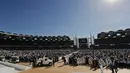 Suasana kedatangan Paus Fransiskus saat tiba untuk mengadakan misa di Stadion Zayed Sports City di Abu Dhabi, Uni Emirat Arab, Selasa (5/2). Ini merupakan kunjungan bersejarah Paus Fransiskus di Jazirah Arab. (AP Photo/Kamran Jebreili)