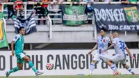 Bek kanan Persebaya Surabaya, Koko Ari mencoba melewati penjagaan dari dua pemain Persijap Jepara, Wahyudi Hamisi dan Alexis Gomez dalam laga tunda pekan kedelapan BRI Super League 2025/2026 di Stadion Gelora Bung Tomo, Surabaya, Minggu (28/12/2025). (Dok. Persebaya)