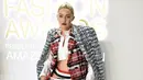 <p>Gigi Hadid menghadiri CFDA Fashion Awards di Cipriani South Street, New York, Amerika Serikat, 7 November 2022. Model berusia 27 tahun itu mengenakan sweter rajutan biru dan putih di atas atasan kotak-kotak merah tanpa lengan. (Photo by Evan Agostini/Invision/AP)</p>