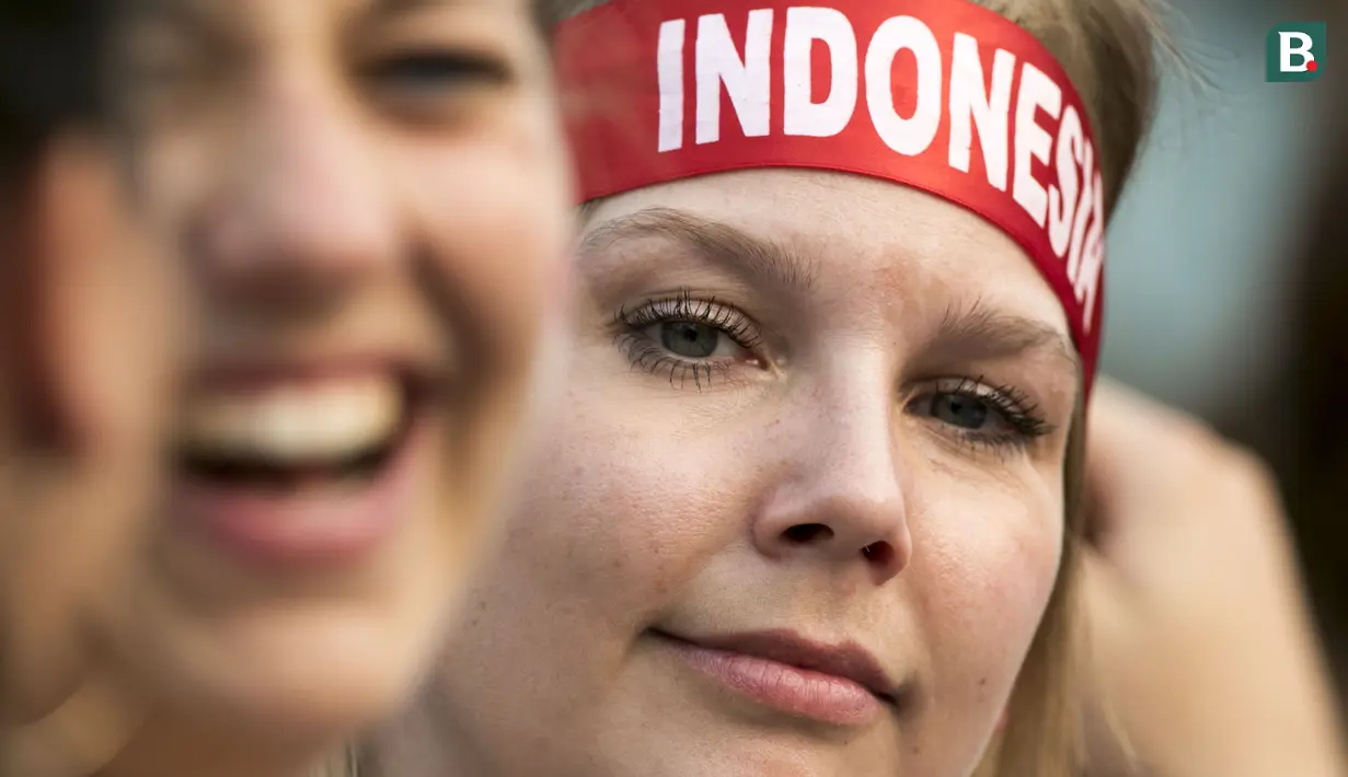 Warga asing memberi dukungan pada Indonesia saat menyaksikan laga melawan Thailand pada laga Asian Games di Lapangan Hoki, GBK, Jakarta, Sabtu (25/8/2018). Indonesia kalah 0-2 dari Thailand. (Bola.com/Peksi Cahyo)