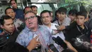 Razman Arif Nasution, saat ditanya oleh wartawaan di depan Gedung Komisi Pemberantasan Korupsi (KPK), Jakarta, Jum'at (13/2/2015).  Kedatangan Razman untuk menyampaikan terkait adanya teror terhadap pegawai KPK. (Liputan6.com/Herman Zakharia)