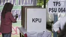 Warga melakukan pencoblosan surat suara Pemilu 2019 saat Pemungutan Suara Ulang (PSU) di TPS 064  Kelurahan Rawamangun,  Jakarta Timur, Sabtu (27/4). Pelaksanaan PSU di TPS itu karena banyaknya pemilih yang menggunakan e-KTP tanpa memiliki A5 saat hari pencoblosan. (Liputan6.com/Faizal Fanani)
