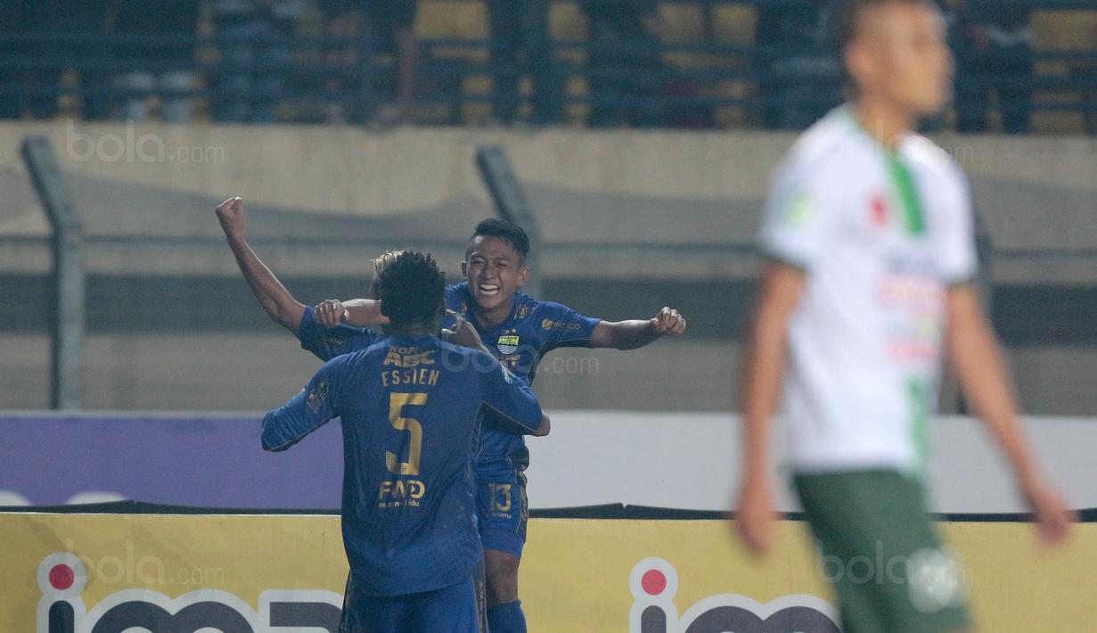 Ekspresi kebahagiaan pemain Persib Bandung, Febri Hariyadi saat merayakan gol Maitimo bersama Essien ke gawang PS TNI pada lanjutan Liga 1 2017 di Stadion Si Jalak Harupat, Sabtu (05/8/2017). (Bola.com/Nicklas Hanoatubun)