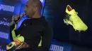 Pesepak bola, Julian Faubert memperkenalkan sepatu Puma Future 18.1 di Taman Menteng, Jakarta, Jumat (9/3/2018). Puma Future 18.1 dirancang untuk pengepasan saat pemakaian. (Bola.com/Vitalis Yogi Trisna)