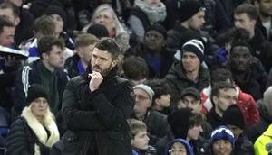 Pelatih Middlesbrough, Michael Carrick, mengamati permainan anak asuhnya dalam laga leg kedua semifinal Carabao Cup 2023/2024 yang digelar di Stamford Bridge, Rabu (24/1/2024). (AP Photo/Kin Cheung)