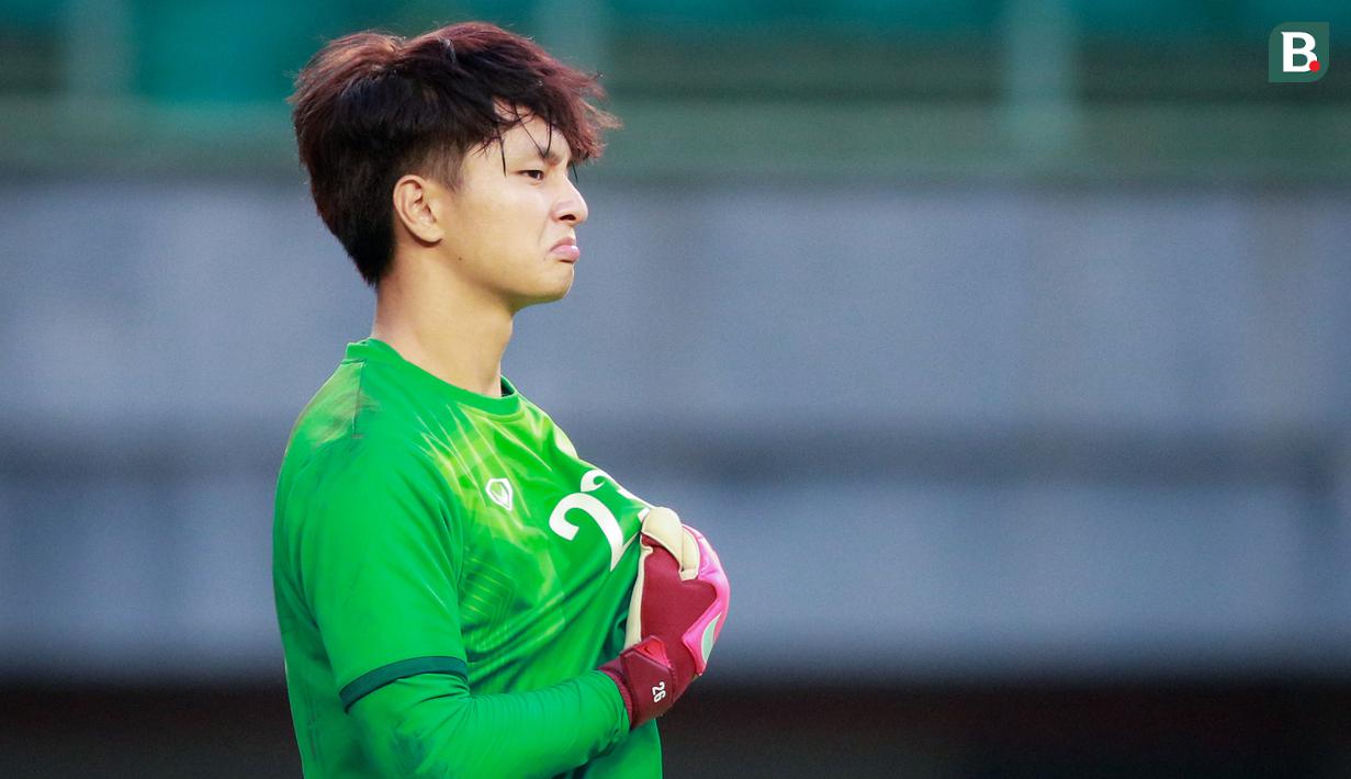 Kiper Vietnam U-19, Cao Van Binh saat melawan Thailand U-19 pada laga perebutan tempat ketiga Piala AFF U-19 2022 di Stadion Patriot Chandrabhaga, Bekasi, Jumat (15/7/2022). (Bola.com/Bagaskara Lazuardi)