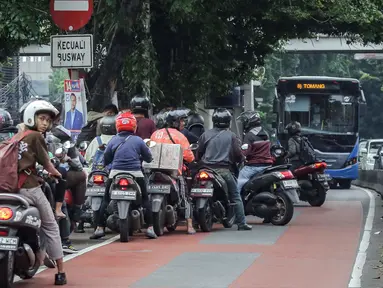 Sejumlah pengendara sepeda motor nekat melawan arah di jalur Transjakarta di Alteri Pondok Indah, Jakarta, Rabu (10/1/2024). (Liputan6.com/Angga Yuniar)