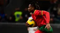 Di babak kedua, AC Milan berhasil mencetak gol penyeimbang lewat sundulan Samuel Chukwueze di menit ke-85. (Piero CRUCIATTI/AFP)