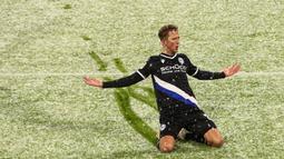 Striker Arminia Bielefeld, Michel Vlap melakukan selebrasi usai mencetak gol pertama timnya ke gawang Bayern Munich dalam laga lanjutan Liga Jerman 2020/21 pekan ke-21 di Allianz Arena, Munich, Senin (15/2/2021). Arminia Bielefeld bermain imbang 3-3 dengan Bayern Munich. (AFP/Adam Pretty/Pool)