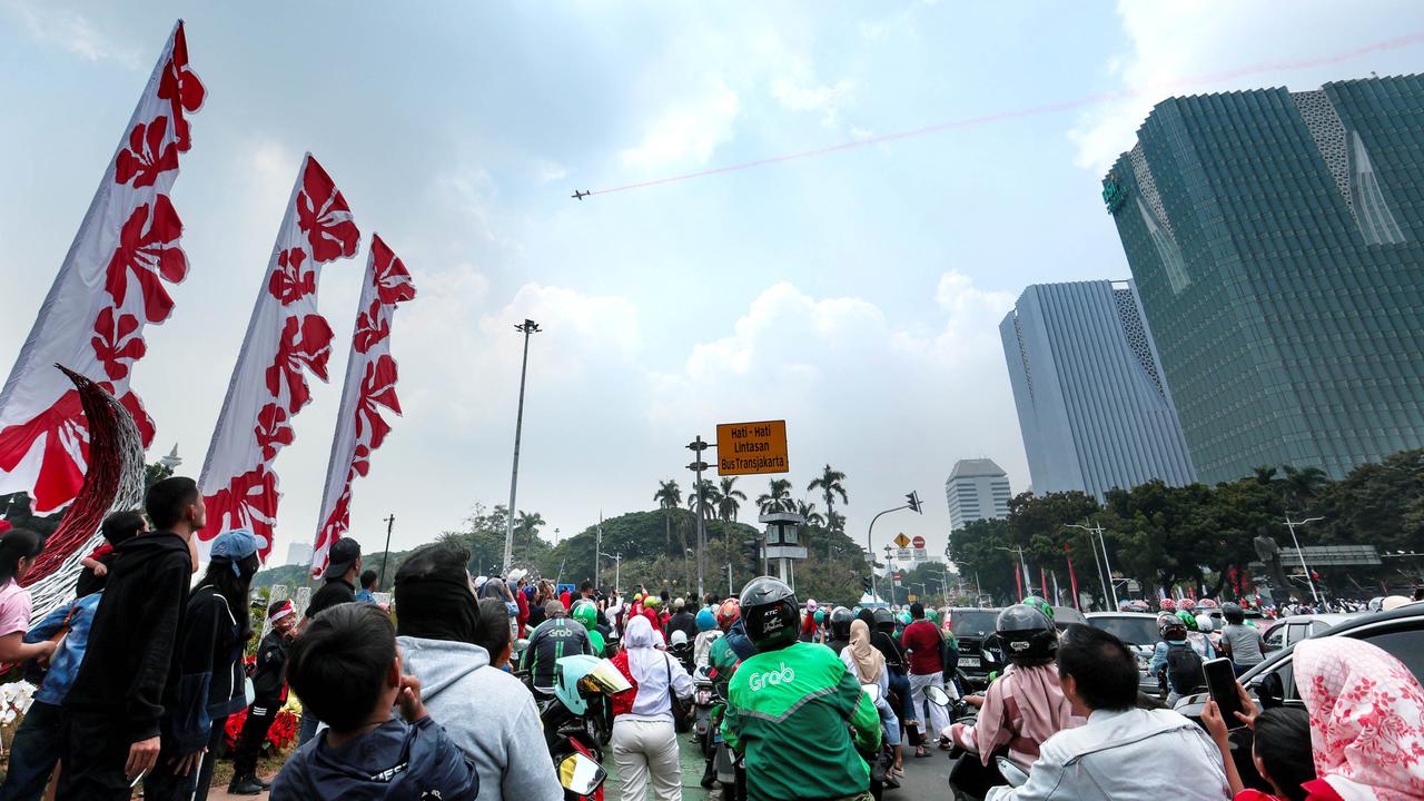 Warga Terpukau Atraksi Pesawat HUT RI